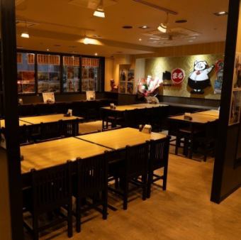 Table seating with an open feel.Ventilation is also perfect.The walls are decorated with photos of fishing scenes.