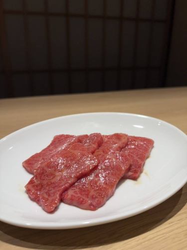 飛騨牛の厳選希少部位を中心に、上質なお肉を堪能できる焼肉店