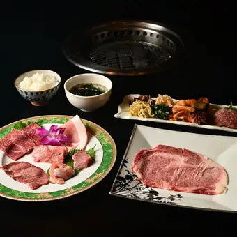 [Hana Course] A 12-course meal featuring carefully selected meats such as Japanese Black Wagyu beef sukiyaki, Agu pork, and Yanbaru young chicken.
