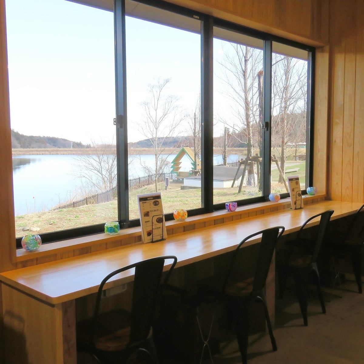 宮沢湖を眺めながらゆっくりとお食事をお楽しみいただけます◎