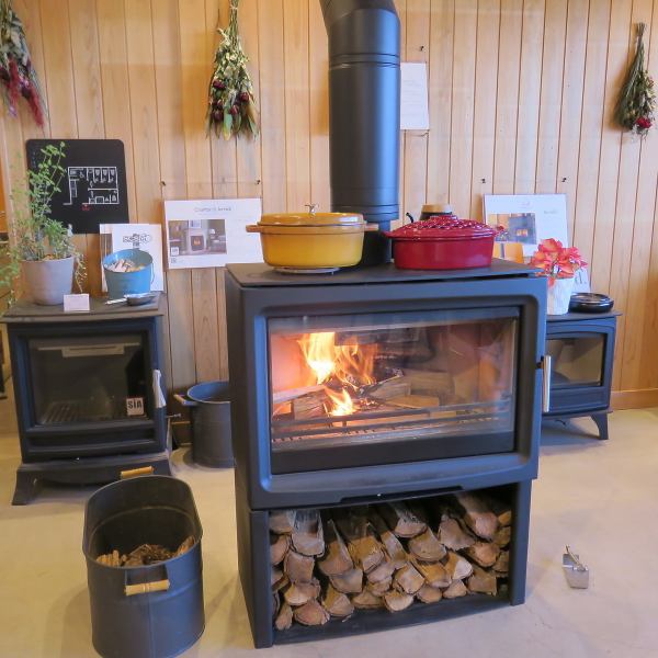 店内の奥にある英国の薪ストーブは撮影必須!薪を使うので、灯油や電気とは違う、じんわりと温まる感覚をお楽しみいただけます◎ストーブのゆれる炎を眺めながらゆっくりとお食事をお楽しみください。五感で楽しめる店内になっております!