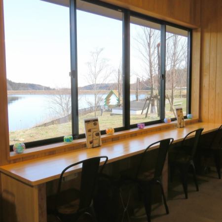 【宮沢湖を楽しむカウンター席】