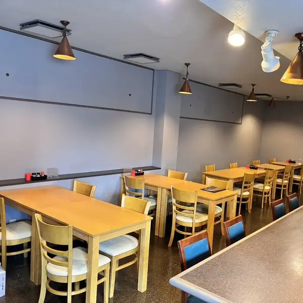 店内は木の温もりを感じる落ち着いた空間で、観光帰りやデートにも利用しやすい雰囲気。カジュアルながらも清潔感があり、居心地の良さを大切にしています。お一人様からグループまで、幅広いシーンでご利用いただけます◎気軽に立ち寄れるカジュアルさも魅力です。お酒と焼き鳥をゆっくり楽しめます。
