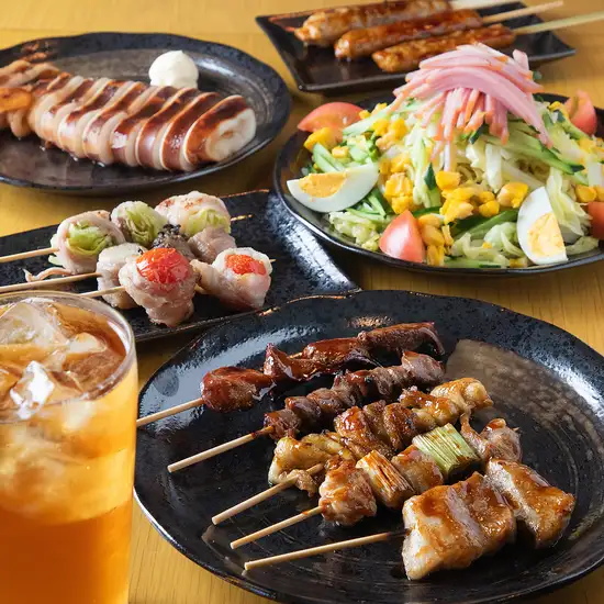 北海道産豚肉の焼き鳥と地元酒が楽しめる、立ち寄りやすいお店です