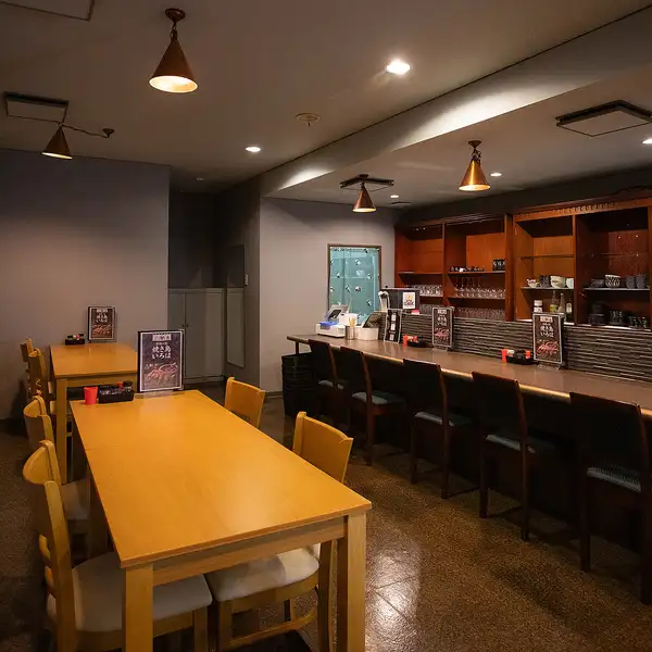 最大26名まで対応可能な店内は、15名様以上で貸切利用もできます。会社の宴会や仲間との集まりにぴったりの空間で、テーブル席を組み合わせてレイアウト変更も可能。周囲を気にせず、ゆったりとした時間を過ごせるのが魅力です♪会社帰りや観光後にも立ち寄りやすく、居心地の良い雰囲気です。