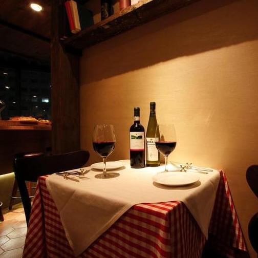 カップルシートあり♪間接照明が温かく、静かで雰囲気の良い店内は大切な人との素敵な記念日を更に彩ります。