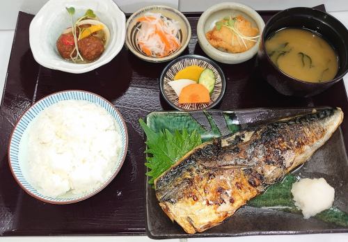 사쿠라 자카 A 정식 ◆ 날마다 바뀜 생선 요리의 저렴한 세트 ◆ 880 엔 (세금 포함)
