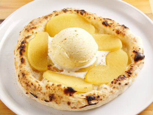 Dolce pizza with Aomori apples and vanilla ice cream
