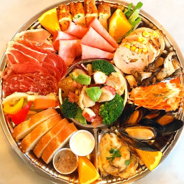 ピザ以外にも20種以上の季節のお料理をご用意しております石窯焼きのソーセージやお魚などもございます