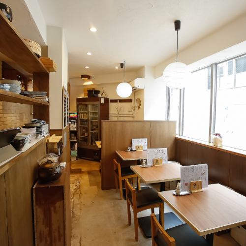 <p>【テーブル2名様×3席】店内はテーブル席のみのご案内となっており、2名様までご利用いただけるテーブル席を3卓ご用意しております。テーブルは結合も可能ですので、ご利用人数やシーンに合わせて柔軟に対応いたします。落ち着いた空間で、ゆったりとしたひとときをお過ごしください。</p>