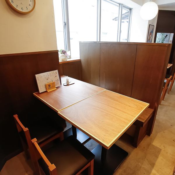 【4人掛けテーブル×1席】落ち着いた雰囲気の中でゆったりとお食事をお楽しみいただけるお席です。お料理とお酒のペアリングをじっくりと味わいながら、大切なご会食やご友人とのひとときにも最適です。ゆとりある空間で、心地よい時間をお過ごしください。