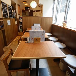 【2名様掛けテーブル×1】落ち着いた雰囲気の中、ご友人とサクッと楽しめるお席です。大切なひとときをゆったりとお過ごしください。