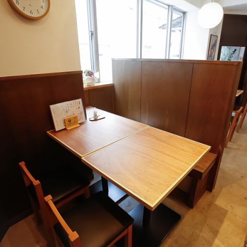 【4名様掛けテーブル×1】ご友人同士の集まりにぴったりなアットホーム空間で、会話とお食事をゆっくりとお楽しみいただけます。