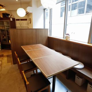 【団体利用も可能なテーブル席】温かみのある空間でゆったりと。人数に応じて結合もでき、さまざまなシーンでご利用いただけます。