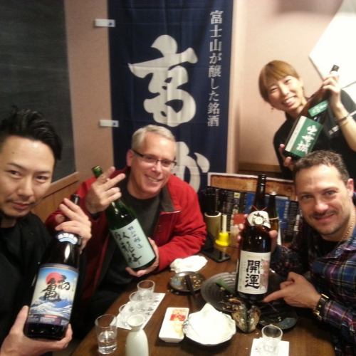 【宴会風景】外国の方にも日本酒楽しんでもらってます♪