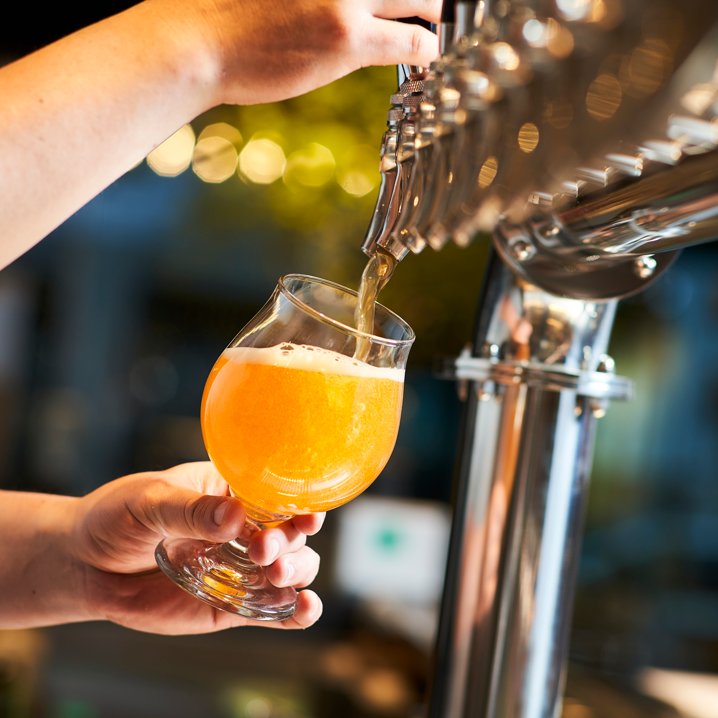併設工場「BATSUJI BREWING」で生産する 新鮮なクラフトビール。