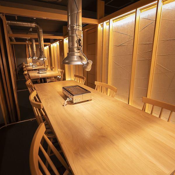 団体様にもご利用いただける広めの空間をご用意し、会社宴会やご家族のお祝い事にも最適です。ゆったりとした個室は、お子様連れのお客様も気兼ねなくご利用いただけます。新鮮な雌牛の焼肉を囲み、美味しい！と笑顔になる喜びを皆で共有するアットホームな雰囲気です。