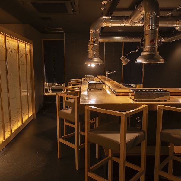 当店は、肩肘張らず気軽に楽しめる雰囲気が魅力です。カウンター6席は職人の技を間近で見られる特等席。個室4席は接待やデート、女子会利用におすすめです。熟練の目利きが厳選した極上肉を囲み、日頃の喧騒を忘れる贅沢な時間をお過ごしいただけます！