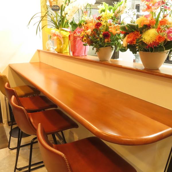 【アットホームなカウンター席】カップルやお一人様も気軽にご利用いただけるカウンター席をご用意しております。小人数のお食事や一人飲みも大歓迎です◎お気軽にご来店ください♪