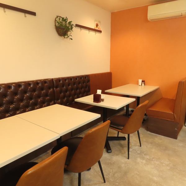 【少人数での宴会にも◎】2名様からご利用可能なテーブル席をご用意！忘新年会や歓送迎会、親しいご友人や同僚との飲み会など各種ご宴会にぴったりです！宴会に嬉しい飲み放題付きコースもご用意◎幹事様も安心です！