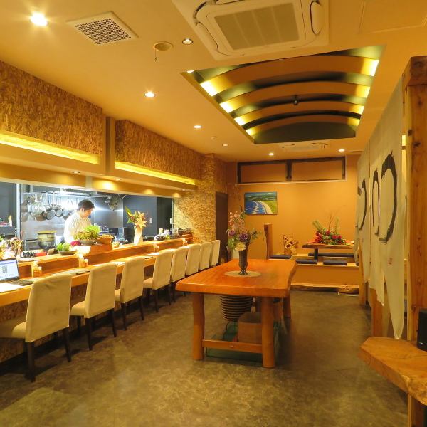 木の温もりがある落ち着いた雰囲気の個室テーブル席は記念日や女子会、接待にオススメ。ご利用につきましてはお気軽にお問い合わせください。