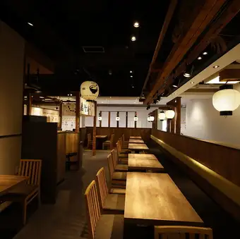 店铺内部氛围宁静，木质元素带来温暖感。它适用于各种场合，从独自用餐到与家人朋友一起用餐。