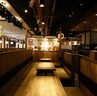 我们提供宽敞的餐桌座位。您可以随时过来吃午餐，甚至晚餐。