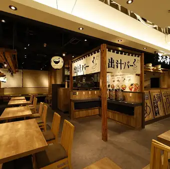 在轻松开阔的氛围中享用新鲜出炉的天妇罗和海鲜饭。这里也是购物之余吃点东西的好去处。