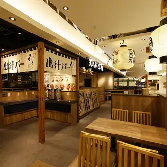 LINKS UMEDA 8F。在以木质内饰为主的日式空间里，享用天妇罗、海鲜和日式高汤吧。