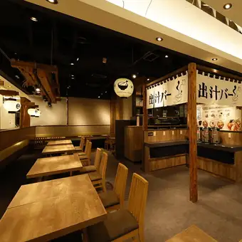 餐桌座位方便多人用餐。非常适合各种场合，例如在梅田享用午餐或晚餐。