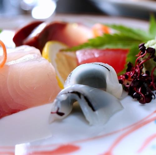 说到濑户内料理，当季鲜鱼拼盘3种1,280日元、5种1,780日元。