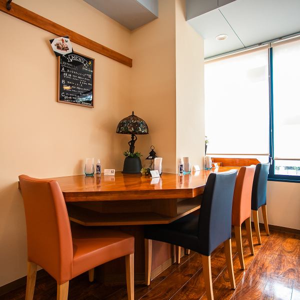 木を基調とした温かみのある雰囲気の店内は、居心地が良く、アットホームな空間が広がっています。リラックスしながらお食事を楽しめるこの場所で、心温まるひとときをお過ごしください。ぜひお越しをお待ちしております。