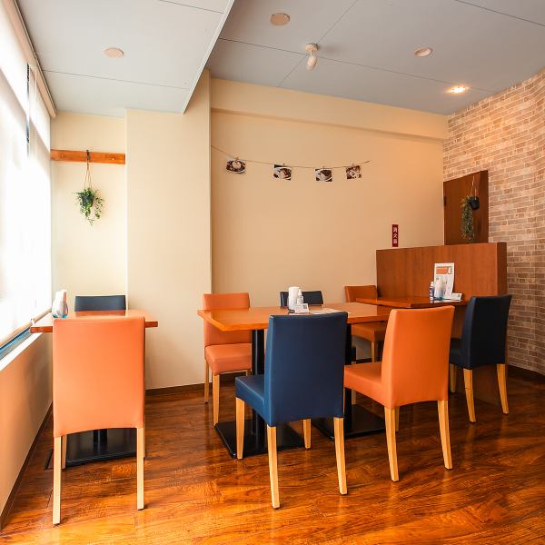 レンガ造りの落ち着いた内観が特徴の当店は、カレーが映えるおしゃれな空間です。ご家族連れや宴会にもぴったりで、楽しいひとときをお過ごしいただけます。美味しいカレーや多彩な一品料理、お酒とともに、特別な時間をぜひお楽しみください。