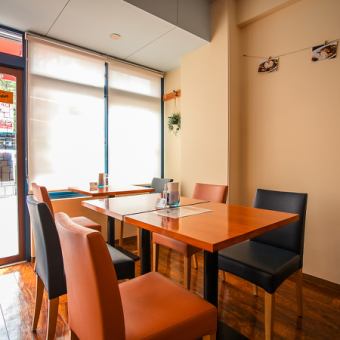 テーブル席です