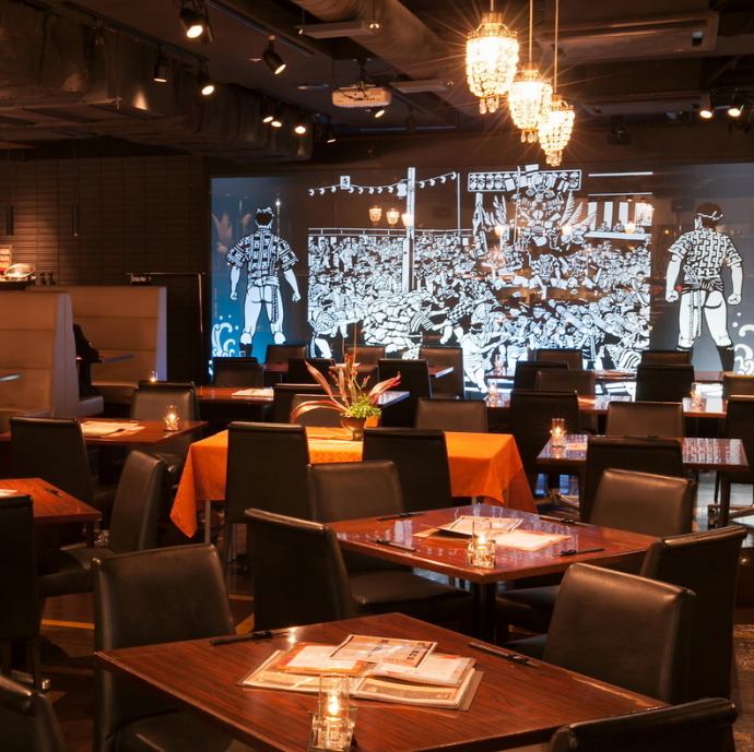 モダン×スタイリッシュな店内は程よい照明が照らし出す広々空間…