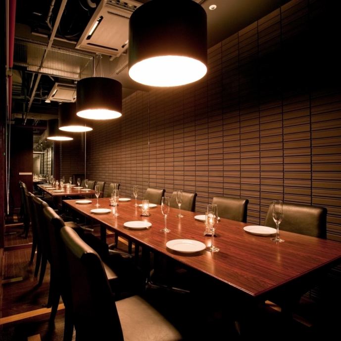 人気の完全個室ではお食事、会話をゆっくり楽しめる特別空間。PARTY時には控え室にもできる♪