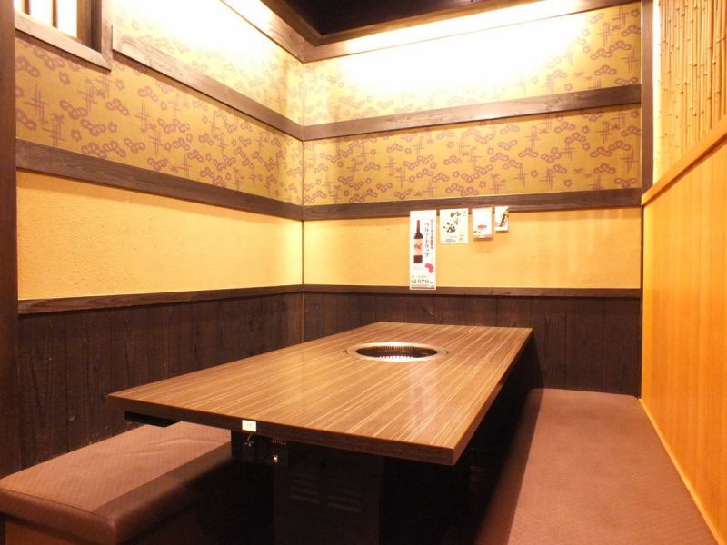 There are two tables for six people and eleven tables for four people! You can also dine comfortably here without worrying about the person next to you!