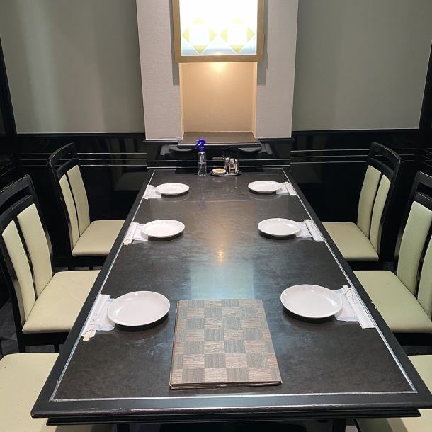 A private room can accommodate up to 24 people.The gorgeous interior of the restaurant matches well with dishes made by a famous chef♪ Perfect for company receptions, New Year's parties, welcome and farewell parties, and other banquets★