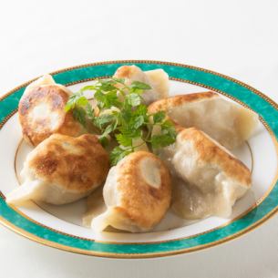 Handmade pan-fried dumplings (6 pieces)