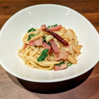 Peperoncino with plenty of garlic and Italian parsley