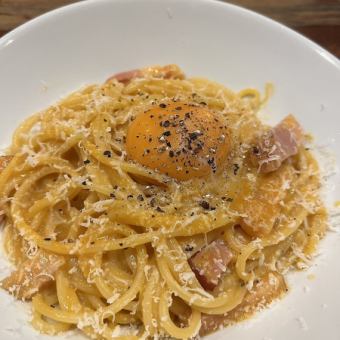 Pasta with American sauce Carbonara style