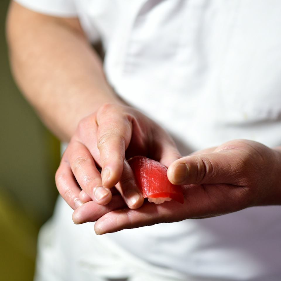 「魚伸（うおしん）」は新鮮なネタを職人が丁寧に一つ一つ握ります。
