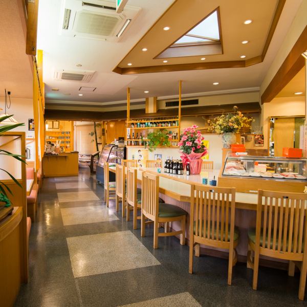和風で落ち着いた店内。魚伸（うおしん）は寿司や刺身をゆっくり楽しめる雰囲気になっております