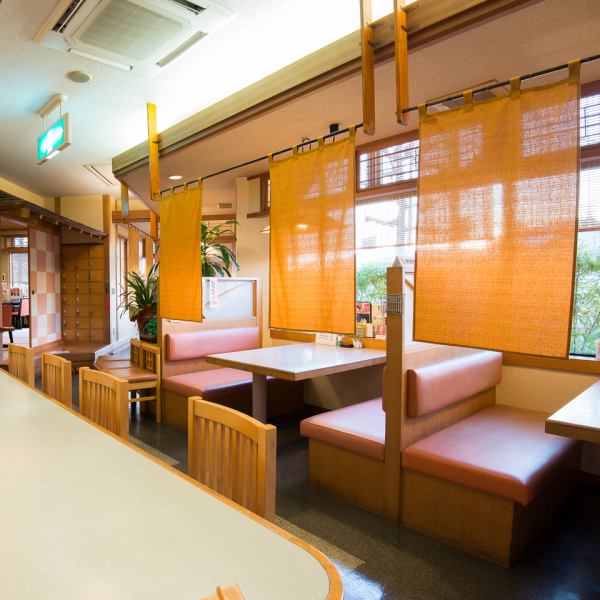 座敷だけでなくテーブル席、カウンターも用意。シーンに合わせてご利用いただけます