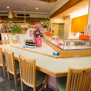 調理風景が楽しめる魚伸（カウンター）。