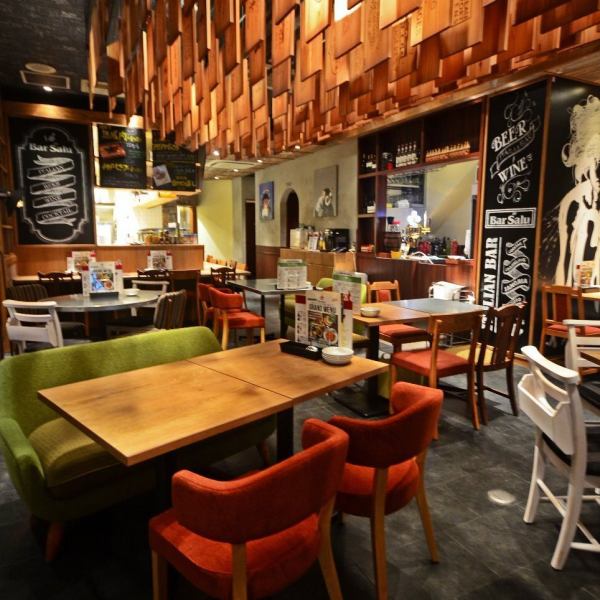 店内はいつも賑やかで、スタッフとお客様も気さくに話せるような雰囲気なので、どなたでもお気軽にお越しください♪お一人様はもちろん、2名様~4名様・10名・20名様の少・中人数様でのデートや女子会、記念日などのご利用も大歓迎!大井町駅より徒歩3分のバル風居酒屋で心行くまでお楽しみ下さい☆