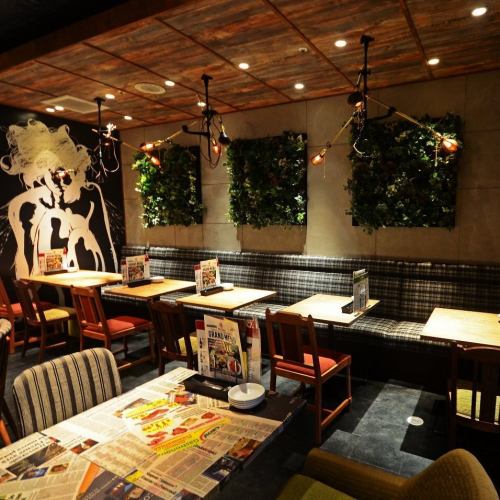 【大井町駅徒歩3分★肉バル風居酒屋「バルザル」の店内・お席・雰囲気ご紹介♪】ポップできれいな店内♪こちらのお席は、ご家族でのお食事などにも最適☆清潔感ある雰囲気は家族水入らずでお食事を楽しむのに最適です♪お子様連れ歓迎ですので、安心してお越し下さいませ♪