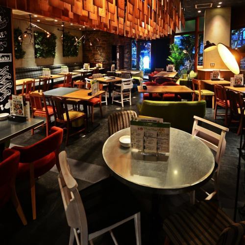 【大井町駅徒歩3分★肉バル風居酒屋「バルザル」の店内・お席・雰囲気ご紹介♪】当店自慢のおしゃれな雰囲気満点のテーブルソファーのお席☆落ち着いた雰囲気のお席はデートや女子会にも最適です。大井町エリアでのご宴会、飲み会はぜひ、バルザルへ☆お子様連れのお客様も歓迎です♪