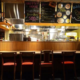 【大井町駅徒歩3分★肉バル風居酒屋「バルザル」の店内・お席・雰囲気ご紹介♪】お一人様はもちろん、デートや少人数様のグループにおすすめ・人気のカウンター席♪オープンキッチンで賑やかな雰囲気の中お食事を楽しんでいただけます☆スタッフもみんなお喋り好きばかりなのでお気軽にお声がけ下さい♪