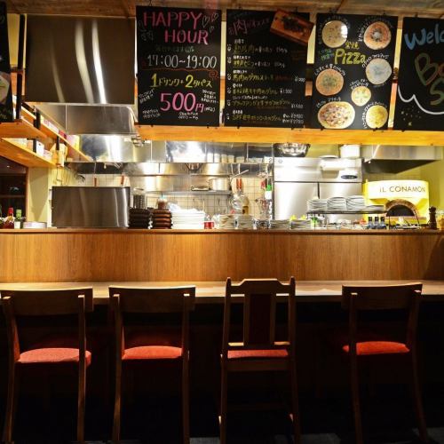 【大井町駅徒歩3分★肉バル風居酒屋「バルザル」の店内・お席・雰囲気ご紹介♪】お一人様はもちろん、デートや少人数様のグループにおすすめ・人気のカウンター席♪オープンキッチンで賑やかな雰囲気の中お食事を楽しんでいただけます☆スタッフもみんなお喋り好きばかりなのでお気軽にお声がけ下さい♪